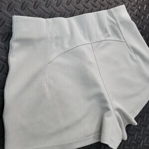Lululemon Ribbed Softstreme High Rise Short 2” Bone Size 8 Athleisure